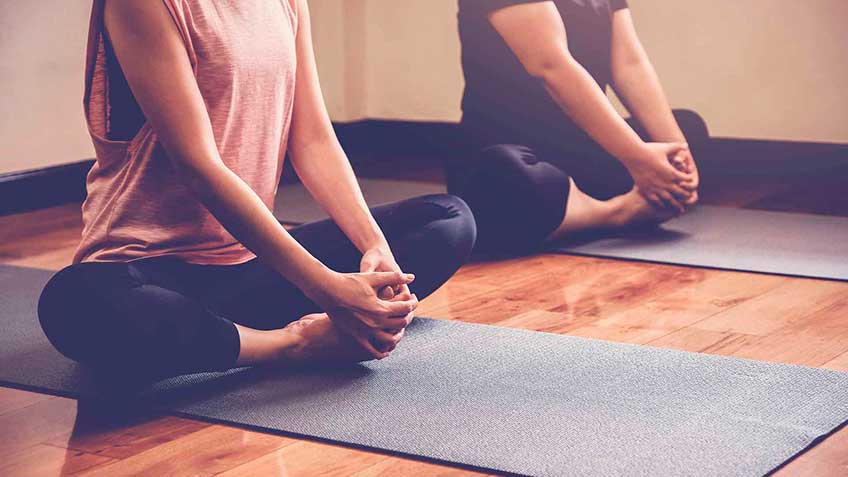 Ejercicios para Despertar el Cuerpo Empujando con Manu Yoga de Vida