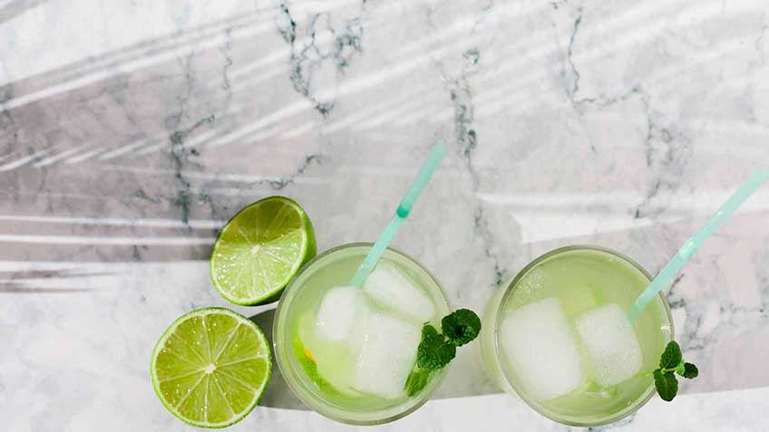 una-bebida-deliciosa-para-estos-tiempos-calurosos Deliciosa receta de agua de limón | HitLive